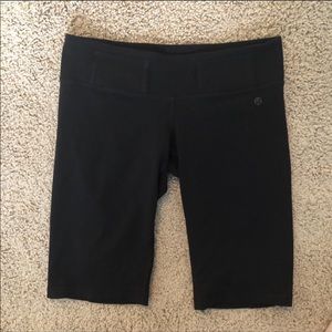 LULU BIKER SHORTS SIZE 4!! like new.